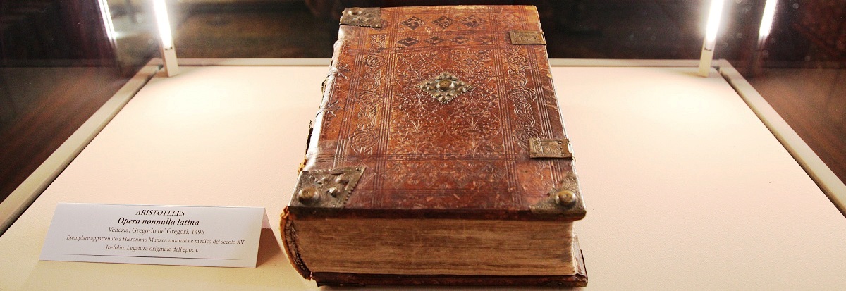 Un libro del XV secolo dalla mostra "Libri vestiti"