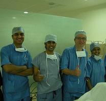 Il Dr. Marco Manfrini (secondo da destra) all'Istituto di Oncologia di Bangalore
