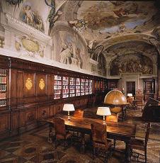 Sala centrale della biblioteca Umberto I con gli affreschi di Domenico Maria Canuti