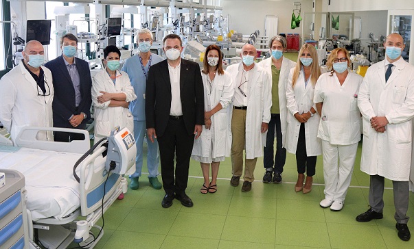 Le due équipe chirurgiche con il direttore generale del Rizzoli, Anselmo Campagna (secondo da sinistra) e l'assessore regionale alle politiche per la salute Raffaele Donini (quinto da sinistra)