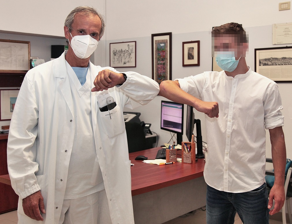 Il Dr. Roberto Rotini con il paziente, dopo l'intervento
