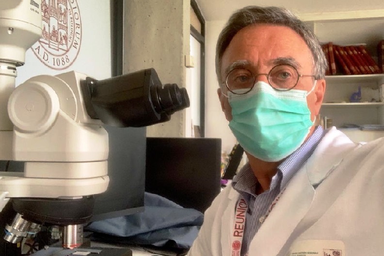 Il prof. Nicola Baldini in laboratorio.