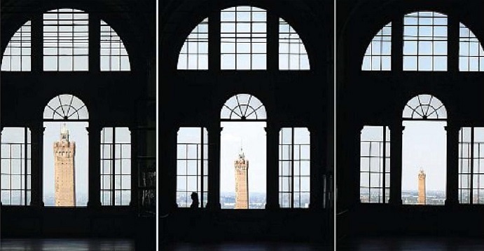 Effetto cannocchiale: percorrendo il corridoio verso la finestra che affaccia sulla città di Bologna (e dunque sulla torre degli Asinelli) questa rimpicciolisce (immagini da sinistra a destra).