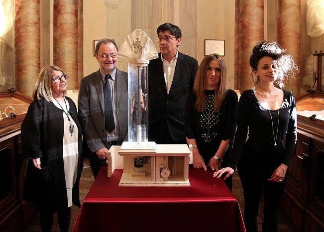 Il direttore generale del Rizzoli, Mario Cavalli, con i curatori della mostra (Anna Viganò, Luca Garai, Patrizia Tomba) e la scenografa Chiara Guadagnini, realizzatrice del modellino.