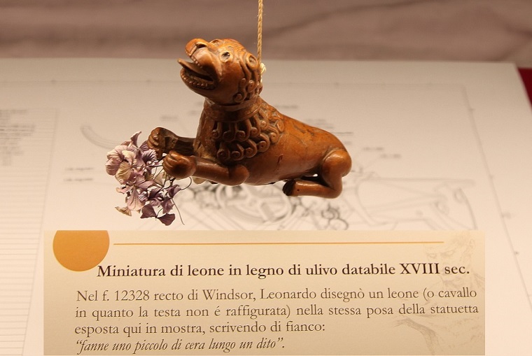 Uno degli oggetti esposti in mostra, riproduzione di un leone meccanico disegnato da Leonardo
