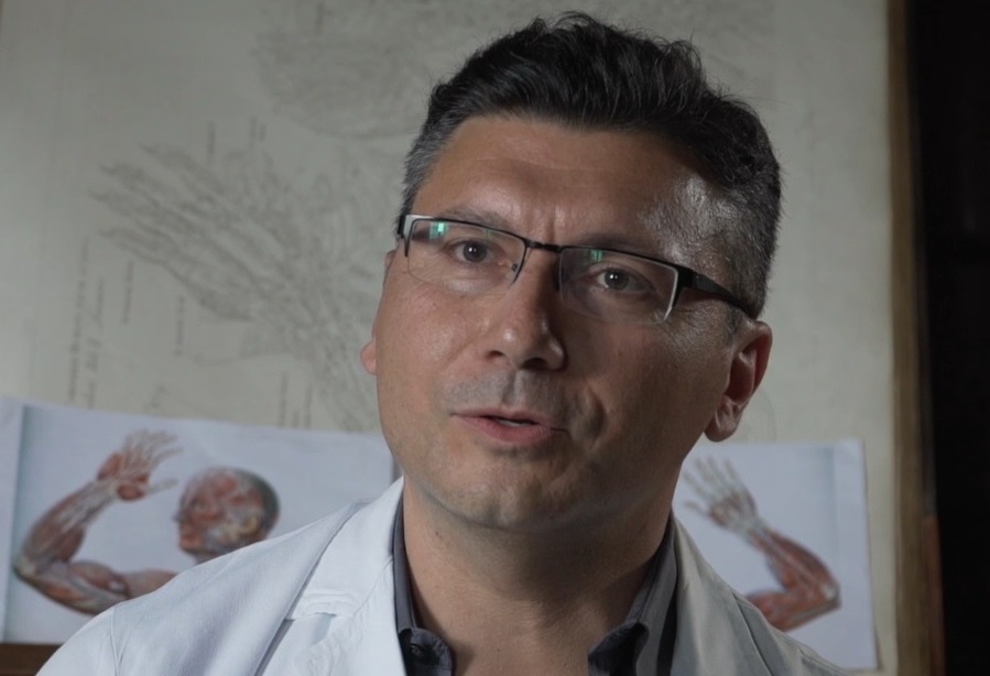 Il Dr. Massimiliano De Paolis, dirigente medico della Clinica Ortopedica e Traumatologica III a prevalente indirizzo oncologico