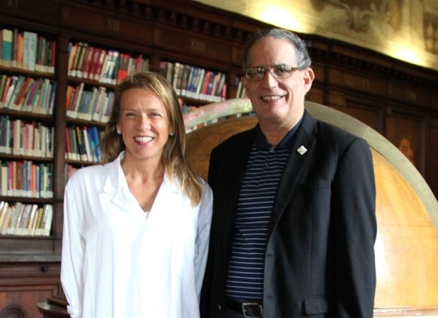 La prof.ssa Lisa Berti ed il prof. Walter Frontera nella biblioteca del Rizzoli