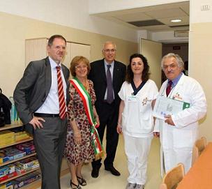 L'assessore provinciale Barigazzi, il sub commissario del Comune di Bologna Dionisi, il direttore generale Baldi, la caposala Guerra, il direttore del reparto Donzelli nell'aula didattica del nuovo reparto di Ortopedia Pediatrica