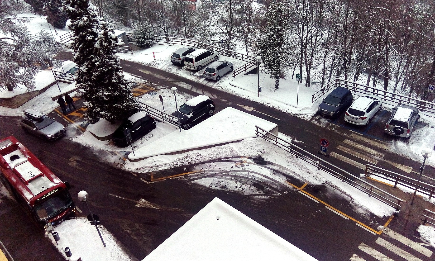 La situazione neve davanti all'ingresso del Poliambulatorio Rizzoli nel pomeriggio dell'1 marzo.