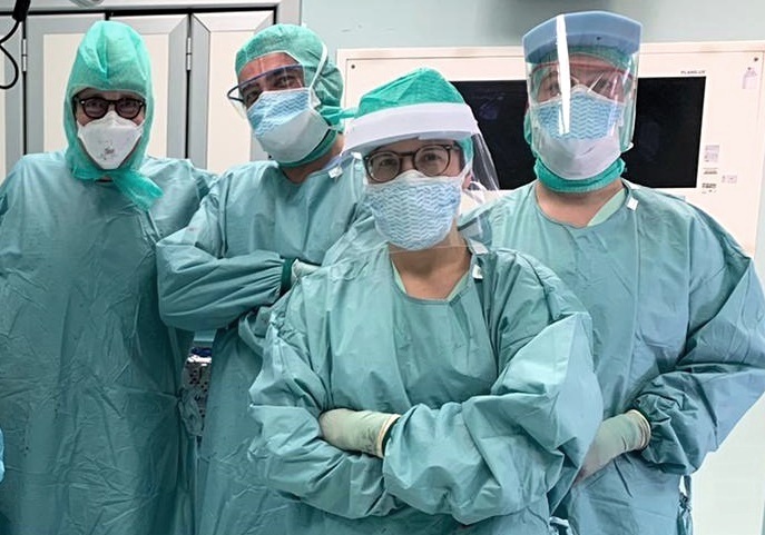 Operatori sanitari in sala operatoria al Rizzoli durante l'emergenza coronavirus