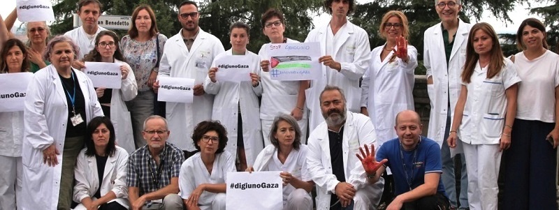 Foto dei partecipanti all'iniziativa "digiuno per Gaza" presso l'Istituto Ortopedico Rizzoli