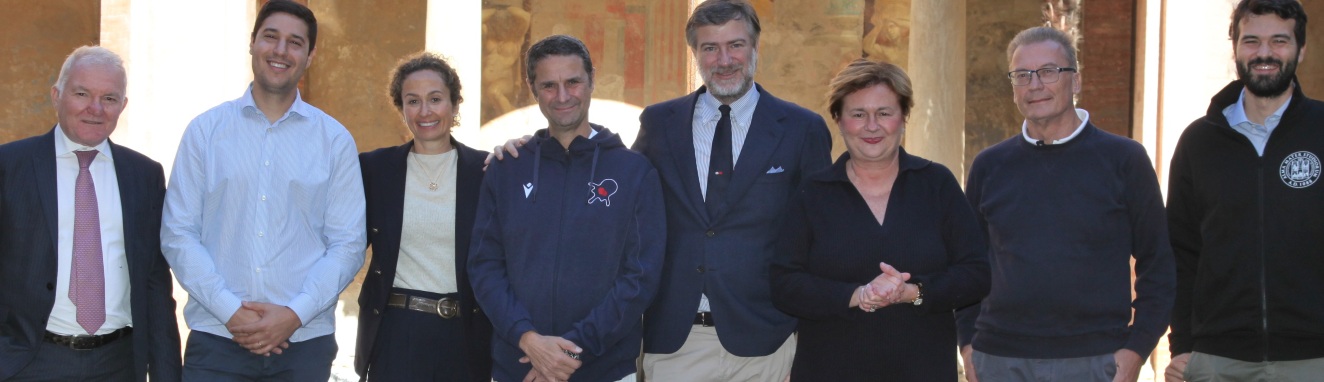 Foto di gruppo in occasione della donazione (particolare)