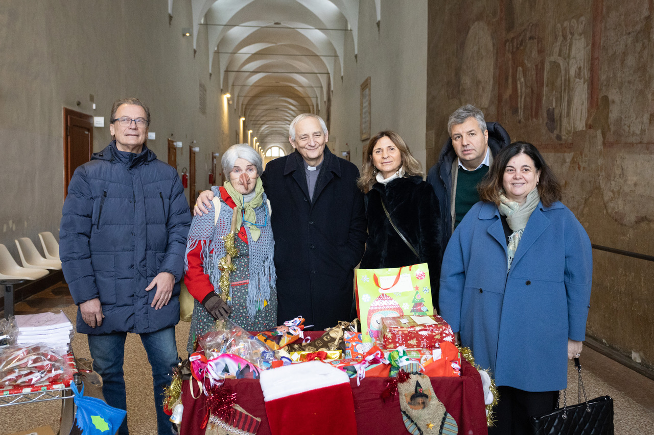 L'Arcivescovo di Bologna, Card. Matteo Zuppi, con la Befana e la direzione del Rizzoli