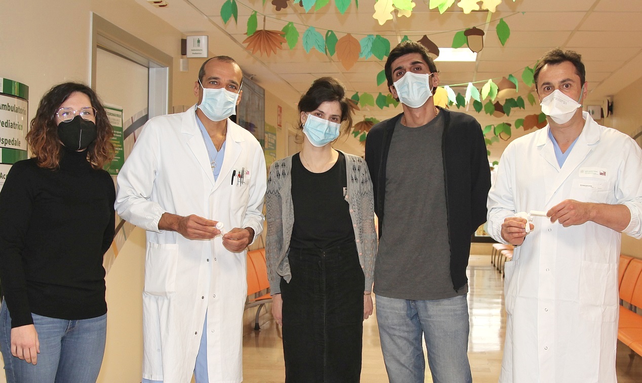 Da sinistra: l'Ing. Grazia Chiara Menozzi, il Dr. Costantino Errani, i genitori del paziente, il Dr. Giovanni Trisolino