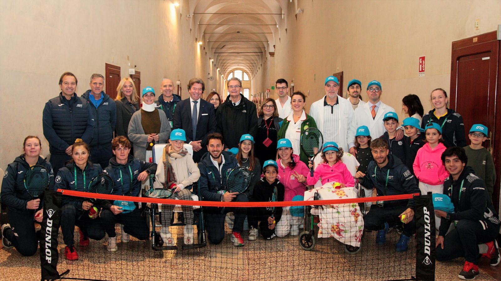 I partecipanti di Tennis & Friends nel corridoio monumentale dell'Istituto Ortopedico Rizzoli