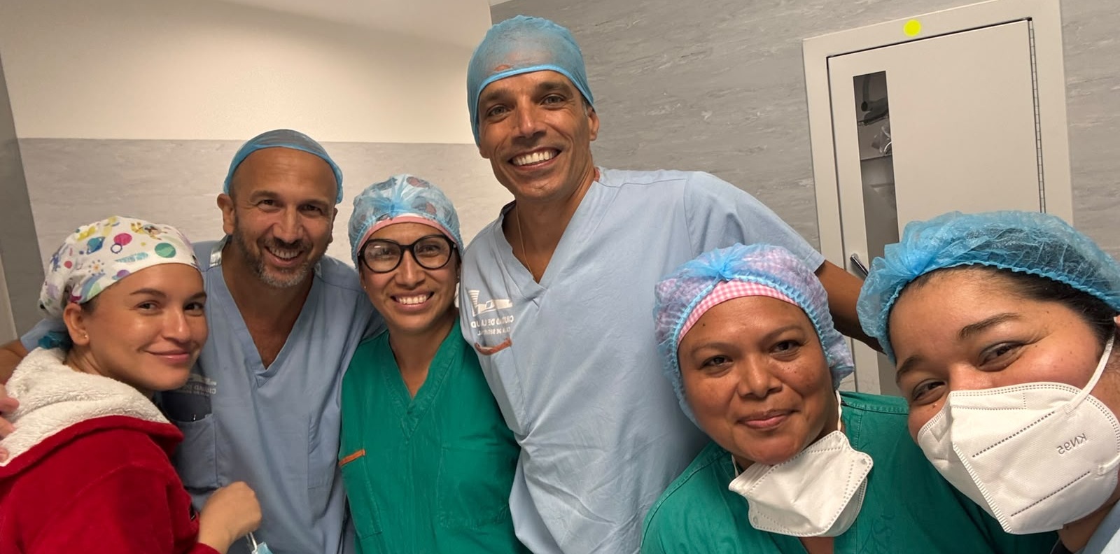 I chirurghi Sassu ed Errani, secondo e quarto da sinistra, insieme al personale sanitario dell’ospedale di Panama City
