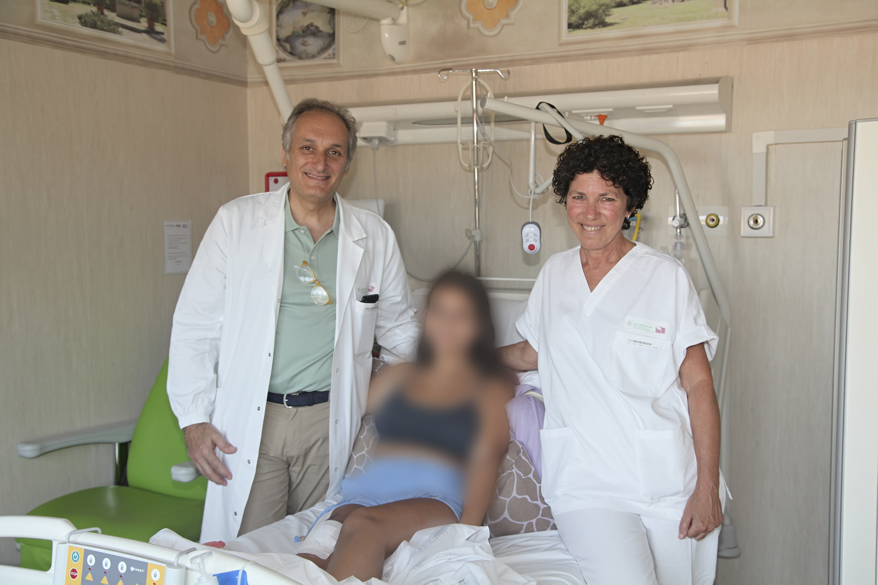 Il dr. Giuseppe Bianchi e la dr.ssa Laura Campanacci con la giovane paziente