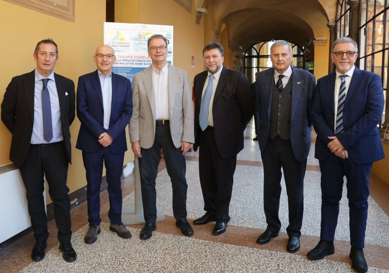 Da sinistra il presidente Federazione Italiana Vela Francesco Ettore, l'assessore Politiche per la Salute Regione Emilia-Romagna Massimo Fabi, il direttore generale del Rizzoli Andrea Rossi, il direttore Malattie Rare Scheletriche Luca Sangiorgi, il presidente Lega Navale Italiana Amm. Donato Marzano e il dirigente AIFA Armando Magrelli