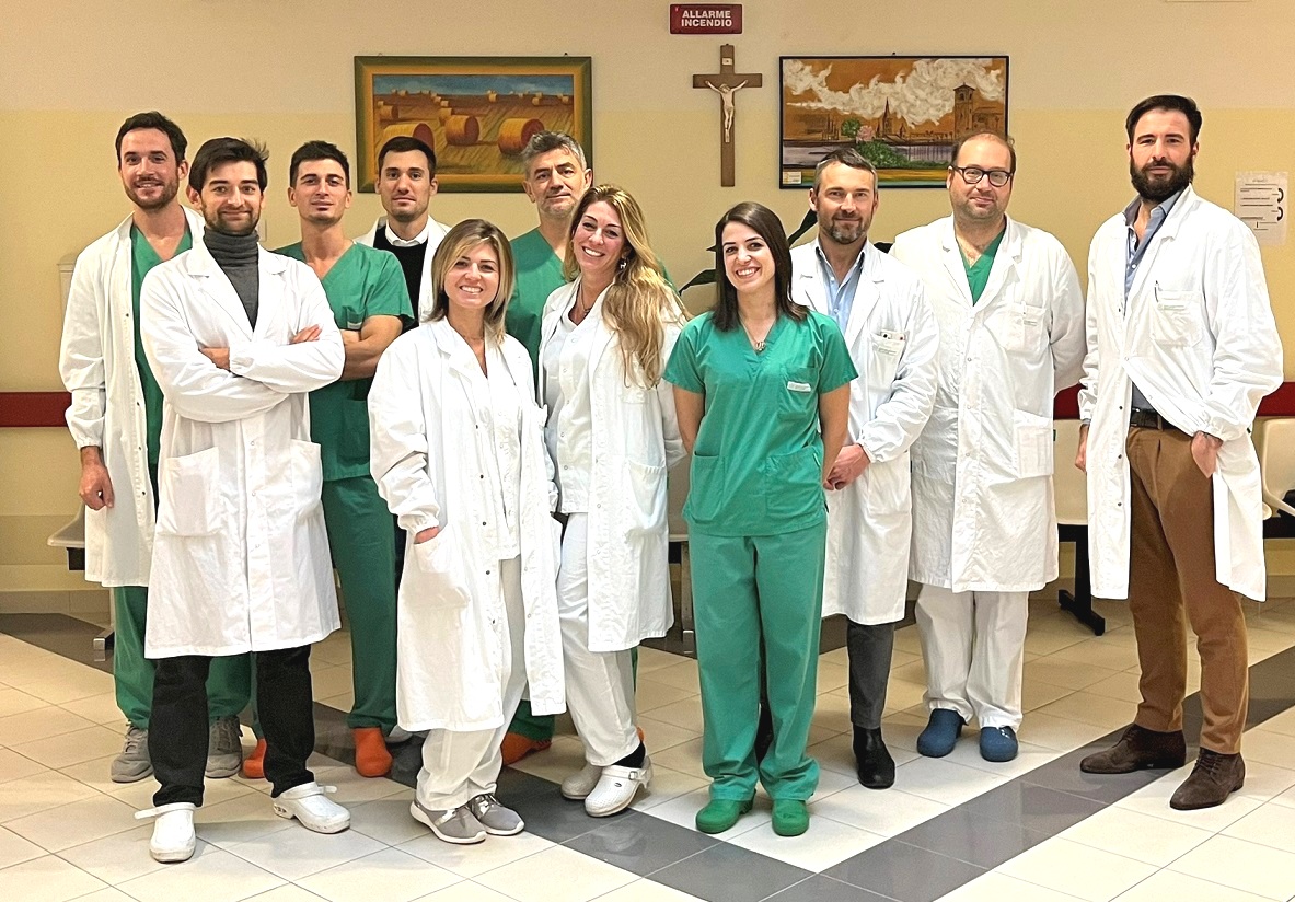 The medical team of the Rizzoli-Argenta Orthopedics and Traumatology ward (in the center, in the second row, the director Dr. Matteo Romagnoli)