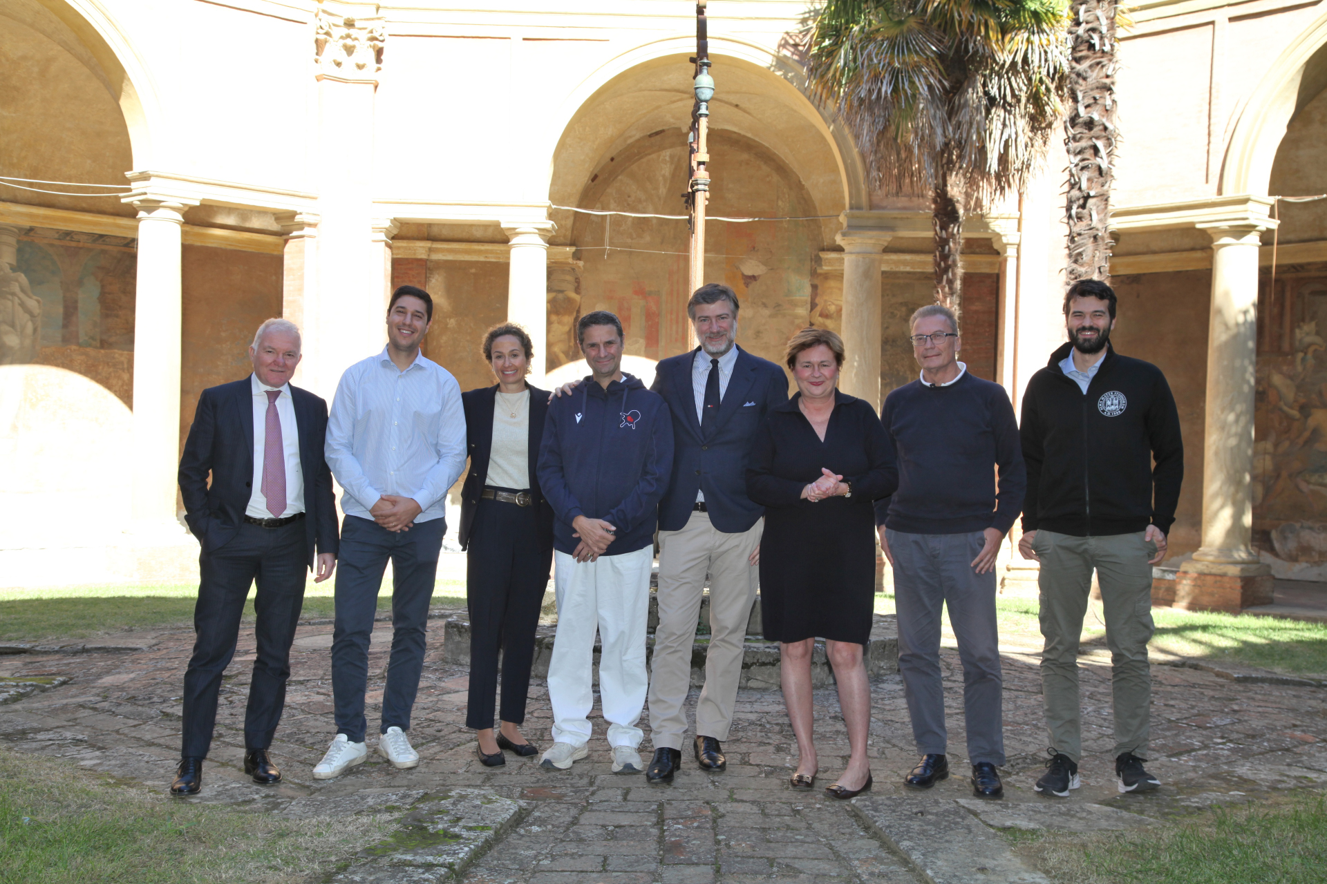 Membri della famiglia Bertazzoni assieme alla presidente della Fondazione IOR, Federica Guidi, al direttore generale del Rizzoli, Andrea Rossi, e al direttore della Chirurgia Vertebrale Alessandro Gasbarrini