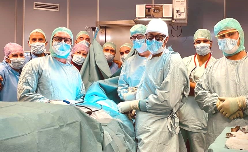 Il prof. Cesare Faldini, al centro, con l'équipe in sala operatoria al Dipartimento Rizzoli-Sicilia