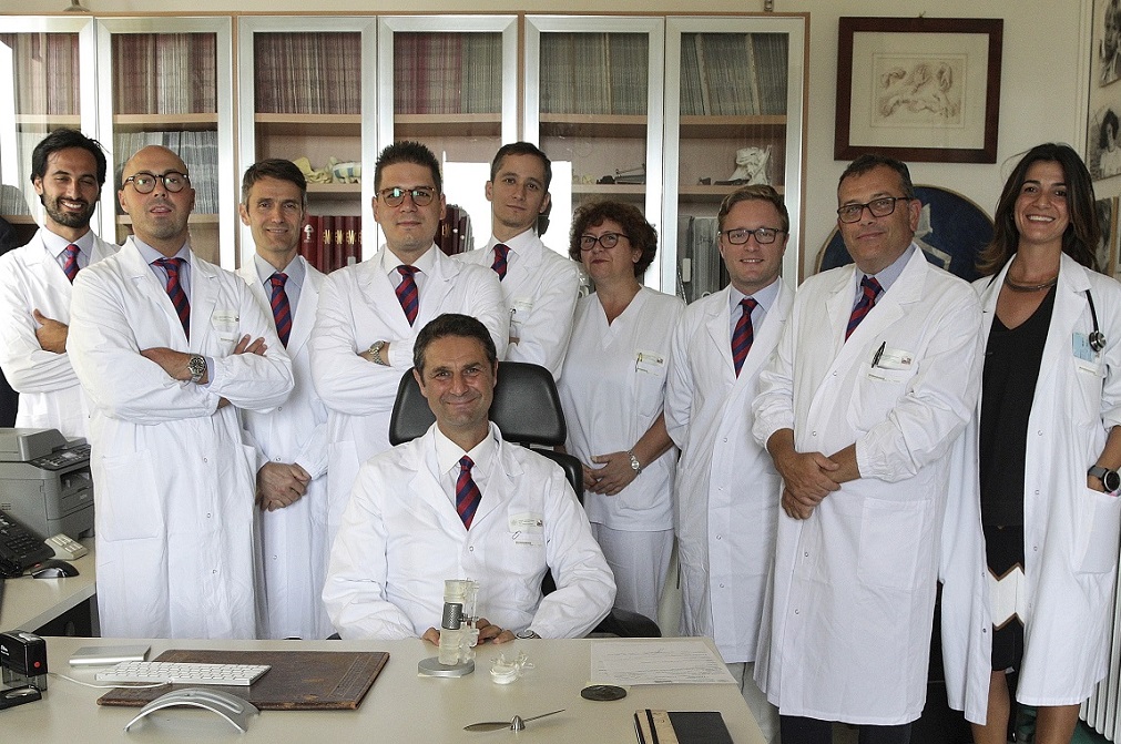 L'équipe medica della Chirurgia vertebrale ad indirizzo oncologico e degenerativo. Al centro seduto il direttore Dr. Alessandro Gasbarrini