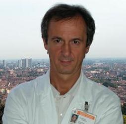Il Dr. Roberto Rotini, direttore della struttura complessa di Chirurgia della spalla e del gomito