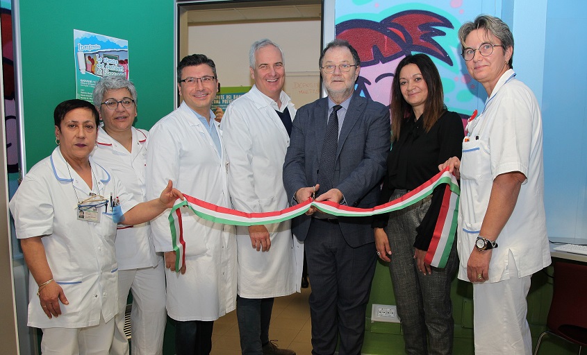 Il momento del taglio del nastro. Al centro il direttore generale del Rizzoli, Mario Cavalli; alla sua destra Sabrina Bergonzoni.