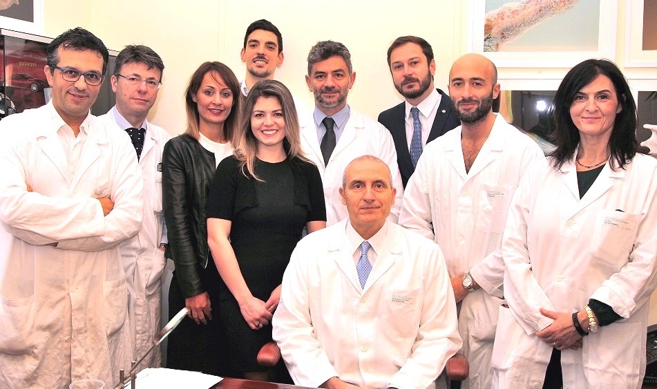 L'équipe della Clinica II di Ortopedia e traumatologia. Al centro seduto il prof. Stefano Zaffagnini