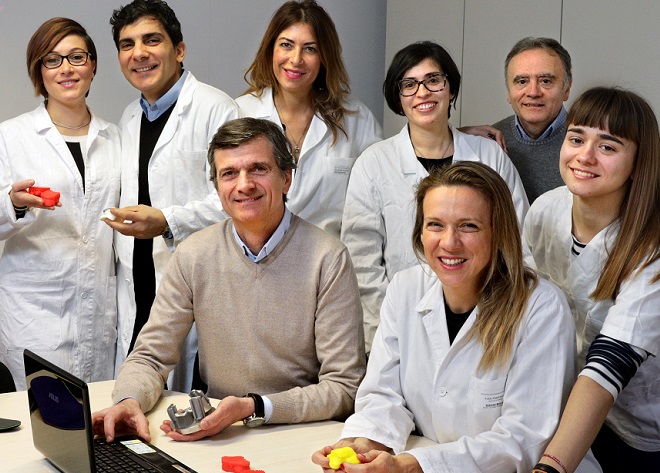 L'Ing. Alberto Leardini, direttore del laboratorio, con alcuni componenti della sua équipe