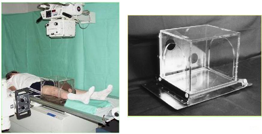 Fig. 2a-b: Esempio di acquisizione: proiezione antero-posteriore e laterale-laterale e cage utilizzato per le piccole articolazioni Fig. 2a-b: Esempio di acquisizione: proiezione antero-posteriore e laterale-laterale e cage utilizzato per le piccole articolazioni